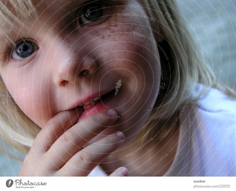 Emily Kind Mädchen Hand Auge Mund Elektrizität Haare & Frisuren Nase
