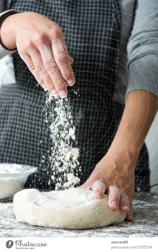 Frau, die mit den Händen Brotteig knetet. machen Kneten Hand Küche Schürze Mehl Hefe gebastelt backen Teigwaren Mensch Vorbereitung rühren Zutaten roh