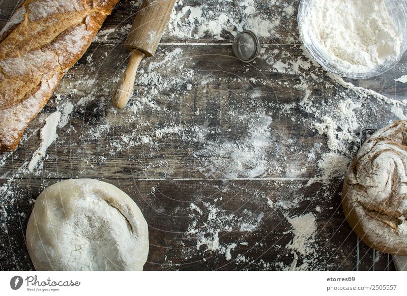Brot und Mehl auf rustikalem Holzgrund machen Küche Schürze Hefe gebastelt backen Teigwaren Vorbereitung rühren Zutaten Hintergrund