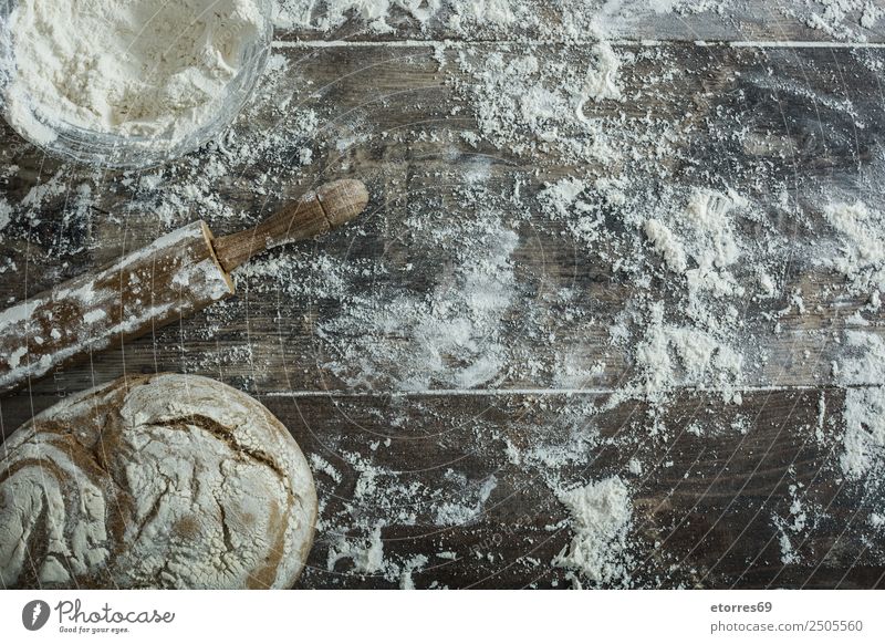Brot und Mehl auf einem rustikalen Holzuntergrund. machen Küche Schürze Hefe gebastelt backen Teigwaren Vorbereitung rühren Zutaten Hintergrund neutral