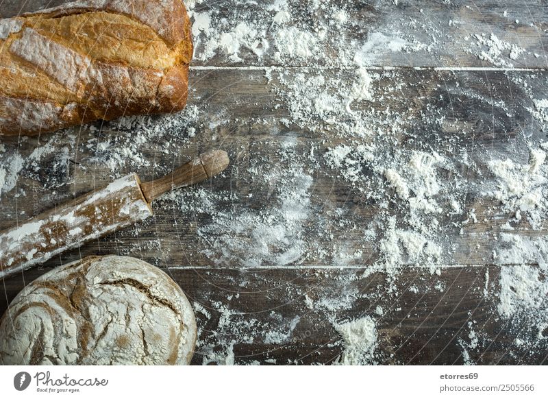 Brot und Mehl auf rustikalem Holzgrund machen Küche Schürze Hefe gebastelt backen Teigwaren Vorbereitung rühren Zutaten Hintergrund