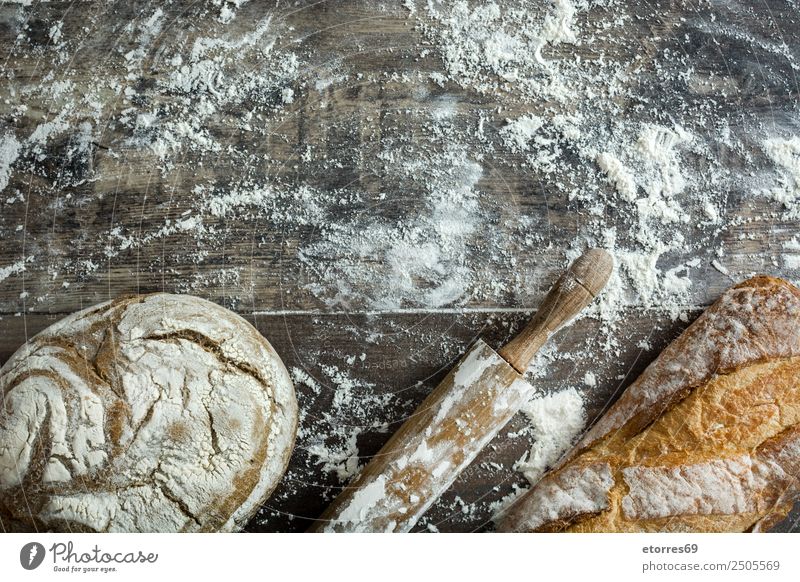 Brot und Mehl auf rustikalem Holzgrund machen Küche Schürze Hefe gebastelt backen Teigwaren Vorbereitung rühren Zutaten Hintergrund neutral