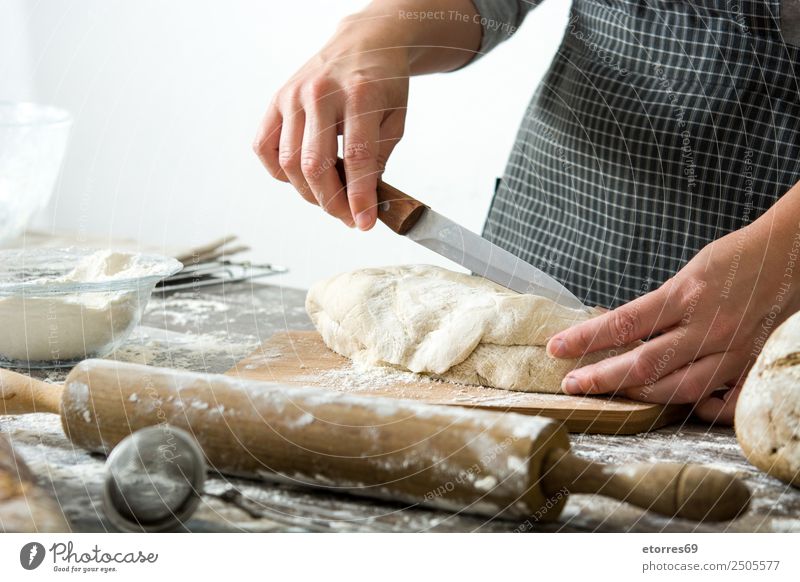 Frau schneidet Brotteig auf Holztisch Teigwaren machen Kneten Hand Küche Schürze Mehl Hefe gebastelt backen Mensch Vorbereitung rühren Zutaten Tisch Schneiden