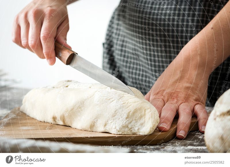 Frau schneidet Brotteig auf Holztisch Teigwaren machen Kneten Hand Küche Schürze Mehl Hefe gebastelt backen Mensch Vorbereitung rühren Zutaten Tisch Schneiden