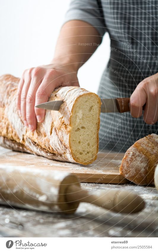 Frau schneidet Brot auf Holztisch Lebensmittel Gesunde Ernährung Foodfotografie Frühstück feminin Erwachsene 1 Mensch 30-45 Jahre Arbeit & Erwerbstätigkeit
