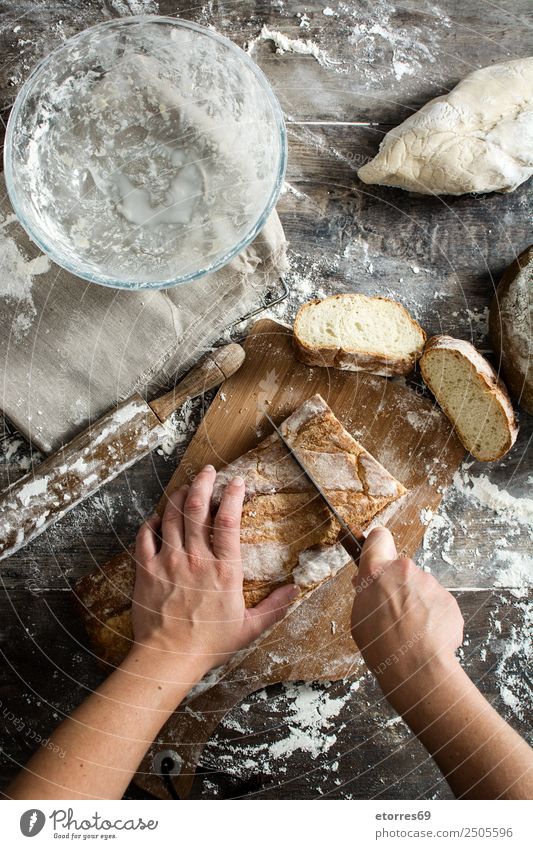Frau schneidet Brot auf Holztisch Lebensmittel Gesunde Ernährung Foodfotografie Frühstück feminin Erwachsene 1 Mensch 30-45 Jahre Arbeit & Erwerbstätigkeit