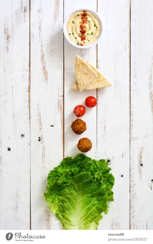 Falafel und Gemüse in Schüssel auf weißem Holz Lebensmittel Gesunde Ernährung Foodfotografie Korn Asiatische Küche Schalen & Schüsseln frisch Gesundheit braun