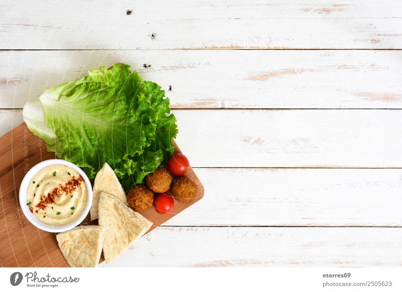 Falafel und Gemüse auf weißem Holz Lebensmittel Gesunde Ernährung Speise Foodfotografie Korn Asiatische Küche Schalen & Schüsseln frisch Gesundheit braun