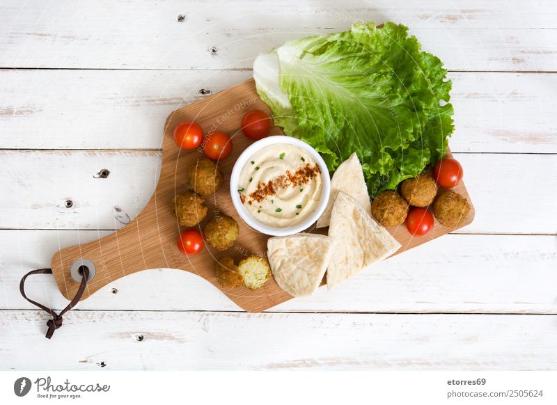 Falafel und Gemüse auf weißem Holzgrund Lebensmittel Gesunde Ernährung Foodfotografie Korn Asiatische Küche Schalen & Schüsseln frisch Gesundheit braun