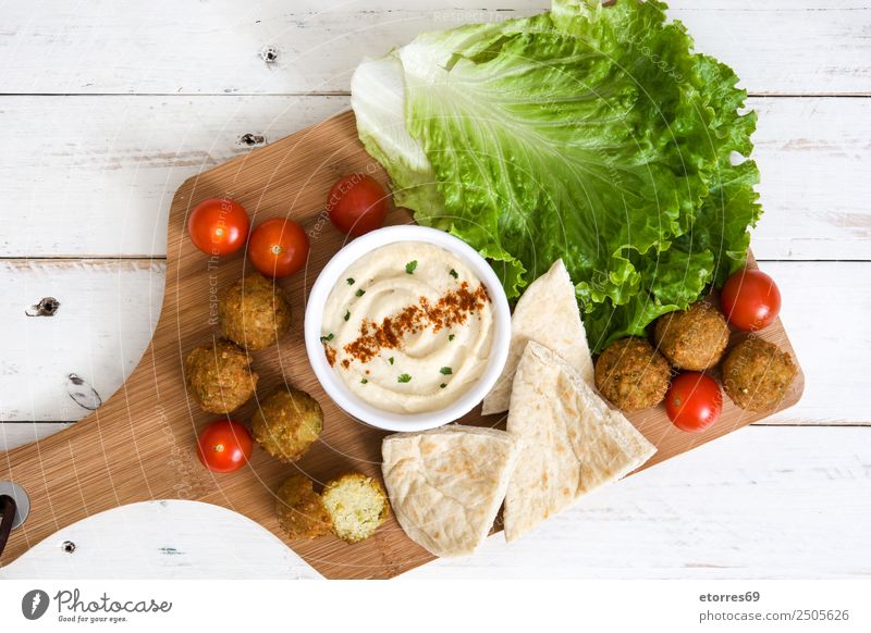 Falafel und Gemüse auf weißem Holzgrund Lebensmittel Gesunde Ernährung Foodfotografie Korn Asiatische Küche Schalen & Schüsseln frisch Gesundheit braun