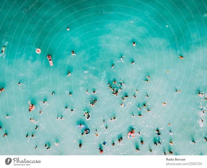 Sommerliche Luftansicht des klaren Ozeans Wasser voller Touristen Strand Aussicht Fluggerät Top Mensch oben Ferien & Urlaub & Reisen Menge Meer Hintergrundbild