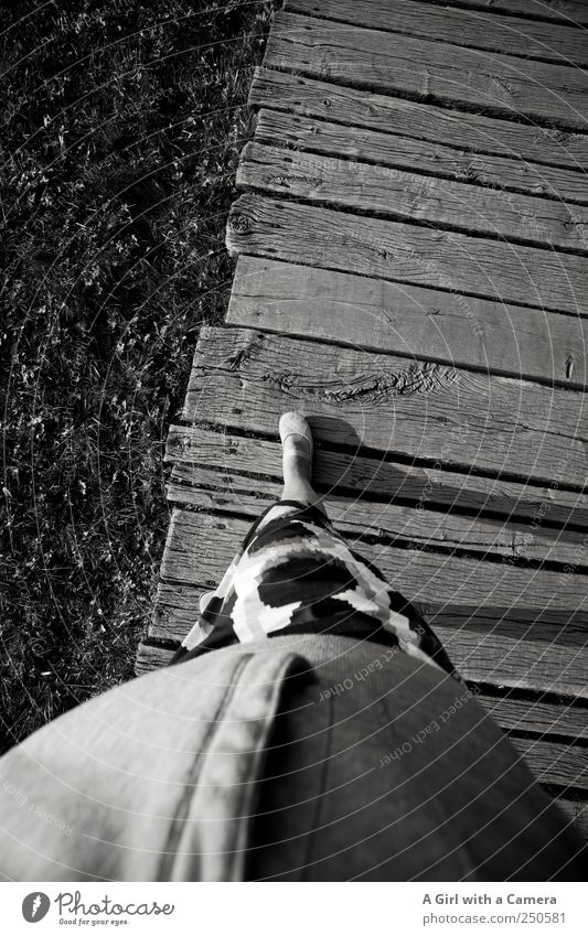little foot Mensch Fuß 1 stehen Schuhe Rock Flur Fußweg Wege & Pfade Vogelperspektive deuten Schwarzweißfoto Außenaufnahme Textfreiraum oben Kontrast