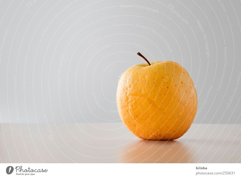 Apfel Frucht Ernährung Bioprodukte gelb alt schrumplig Farbfoto Innenaufnahme abstrakt Menschenleer Textfreiraum links