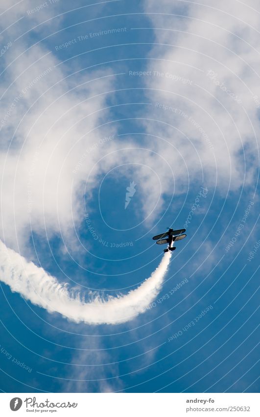 Nach oben! Luftverkehr Flugzeug Doppeldecker Sportflugzeug Flugplatz fliegen blau Flugangst Mut Zukunft Himmel himmelblau hell streben Kunstflug Flugschau