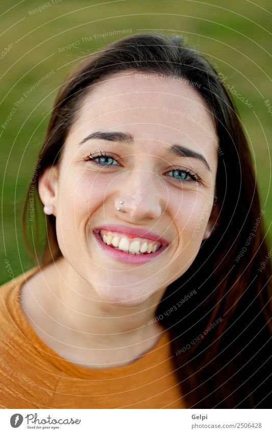 Außenporträt eines schönen, glücklichen Teenagermädchens Glück Sonne Mensch Frau Erwachsene Jugendliche Natur Wind Gras Park Wiese Mode Piercing genießen