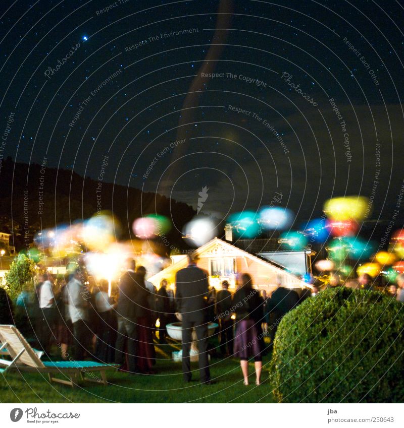vor dem Abflug Nachtleben Veranstaltung Hochzeit Mensch maskulin Menschengruppe Nachthimmel Stern Schönes Wetter Sträucher Thun Dach Kleid Anzug Luftballon