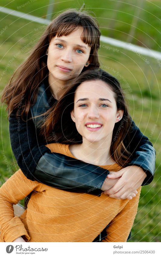 Außenporträt von zwei glücklichen Schwestern Lifestyle Freude Glück schön Leben Mensch Frau Erwachsene Familie & Verwandtschaft Freundschaft Jugendliche Zähne