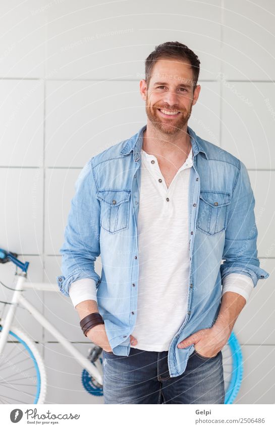 Lässiger Typ mit Denim-Hemd und Bart Lifestyle Stil Glück Mensch Mann Erwachsene Straße Mode Vollbart Denken Coolness modern retro blau selbstbewußt Fahrrad