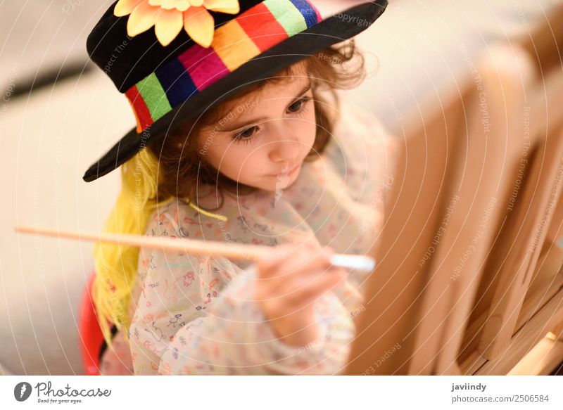 Glückliches kleines Mädchen malt ein Bild Spielen Sonne Kind Handwerk Kleinkind Kindheit 1 Mensch 3-8 Jahre Kunst Hut Lächeln lustig niedlich Kreativität Farbe