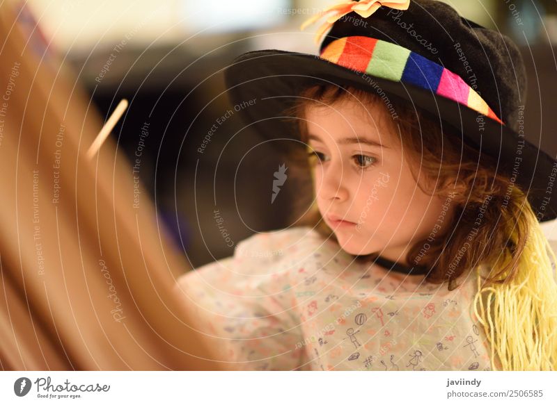 Glückliches kleines Mädchen malt zu Hause ein Bild. Spielen Kind feminin Kleinkind Kindheit 1 Mensch 3-8 Jahre Kunst Hut streichen lustig niedlich Kreativität