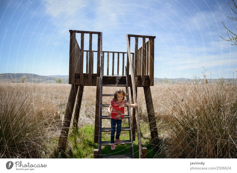 Kleines Mädchen klettert zu einem hölzernen Aussichtsturm in einem Feuchtgebiet. Lifestyle Freude Glück schön Freizeit & Hobby Sommer Kind Kindheit Hand 1