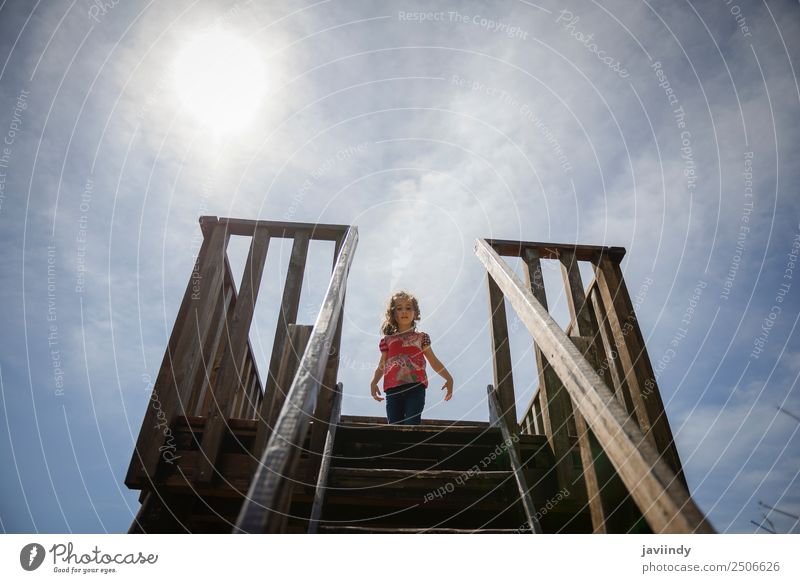 Kleines Mädchen klettert zu einem hölzernen Aussichtsturm in einem Feuchtgebiet. Lifestyle Freude Glück schön Freizeit & Hobby Sommer Kind Kindheit 3-8 Jahre