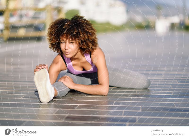 Junge schwarze Frau beim Stretching nach dem Laufen im Freien Lifestyle schön Haare & Frisuren Wellness Freizeit & Hobby Sport Joggen feminin Junge Frau
