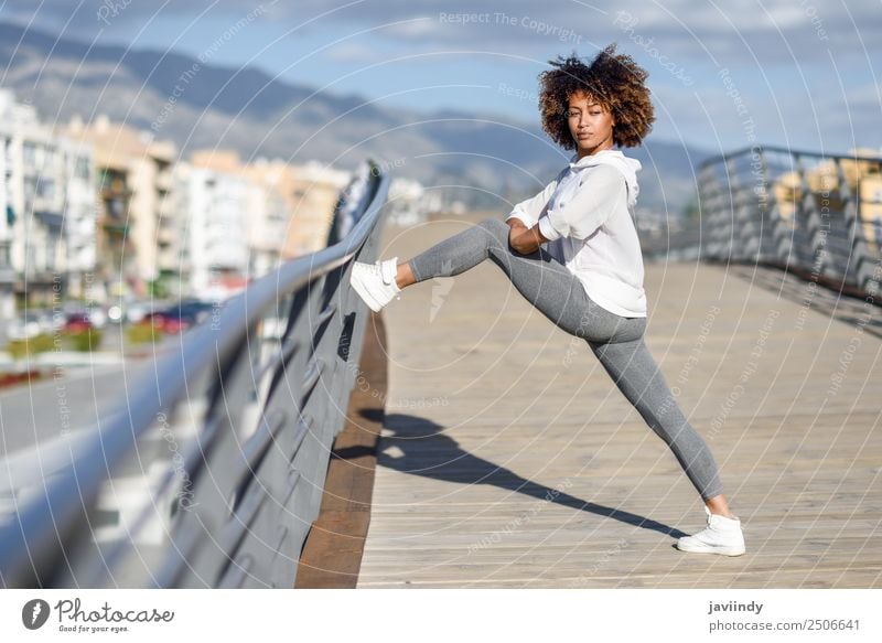 Junge schwarze Frau beim Stretching nach dem Laufen im Freien Lifestyle schön Haare & Frisuren Wellness Freizeit & Hobby Sport Joggen Junge Frau Jugendliche