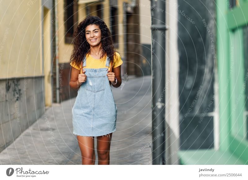 Junge nordafrikanische Touristenfrau im Freien Lifestyle Stil Glück schön Haare & Frisuren Gesicht Tourismus Junge Frau Jugendliche Erwachsene 1 Mensch