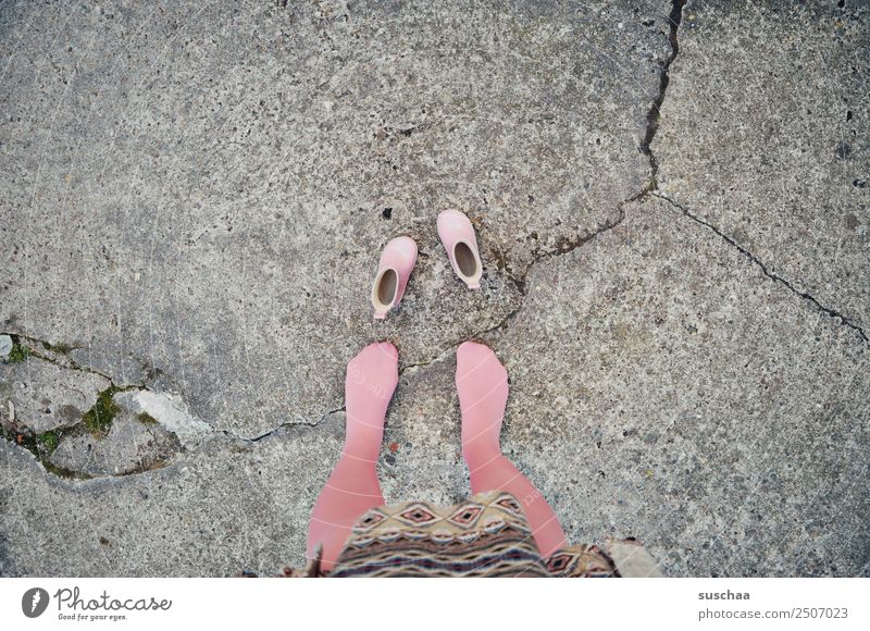 zu klein ... Straße Außenaufnahme Asphalt füße Beine weiblich zu groß Schuhe schühchen Gummistiefel rosa Strümpfe rausgewachsen Vergänglichkeit Zeit