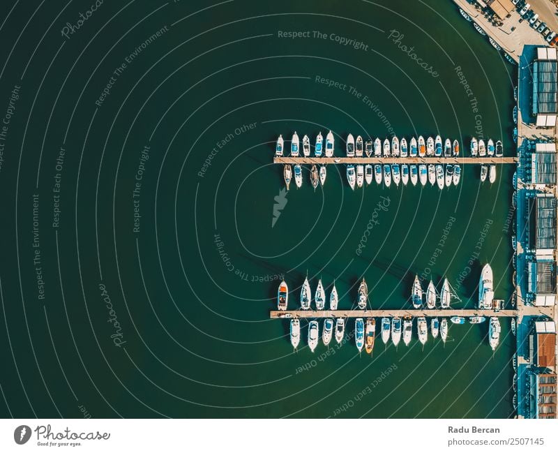 Luftaufnahme von Luxusyachten und -booten im Hafen am Schwarzen Meer Fluggerät Vogelperspektive Portwein Dröhnen Aussicht Wasserfahrzeug Jacht Jachthafen
