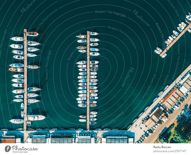 Luftaufnahme von Luxusyachten und -booten im Hafen am Schwarzen Meer Fluggerät Vogelperspektive Portwein Dröhnen Aussicht Wasserfahrzeug Jacht Jachthafen