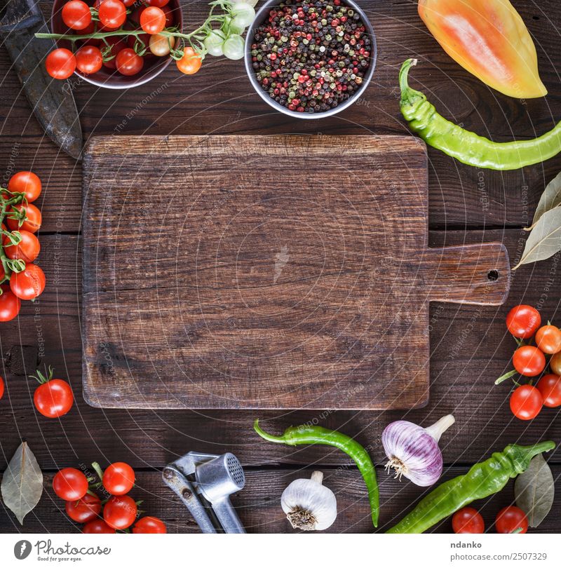 leeres Küchenschneidebrett Gemüse Kräuter & Gewürze Schneidebrett Holz Essen frisch oben braun gelb rot Tradition Lebensmittel Tomate Kirsche reif rund