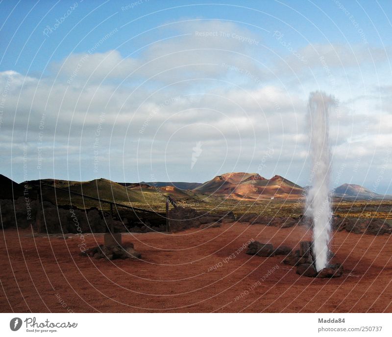 künstlicher Springquell - Erdwärme Landschaft Wasser Himmel Wolken Berge u. Gebirge Vulkan Fuerteventura Insel Menschenleer Sand außergewöhnlich exotisch frei