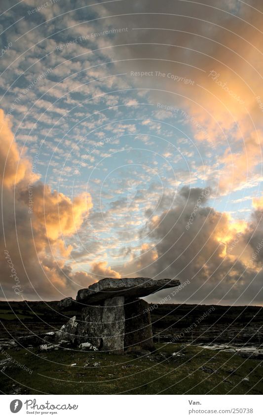 Poulnabrone Dolmen Natur Erde Himmel Wolken Schönes Wetter Felsen Republik Irland Ruine Denkmal Grabmal alt historisch schön Stein Farbfoto Außenaufnahme
