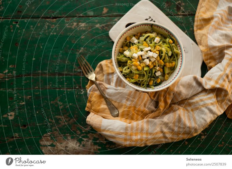 Zucchinisalat Lebensmittel Käse Gemüse Salat Salatbeilage Mais Fetakäse Ernährung Essen Bioprodukte Vegetarische Ernährung Diät Fasten Gabel frisch Gesundheit