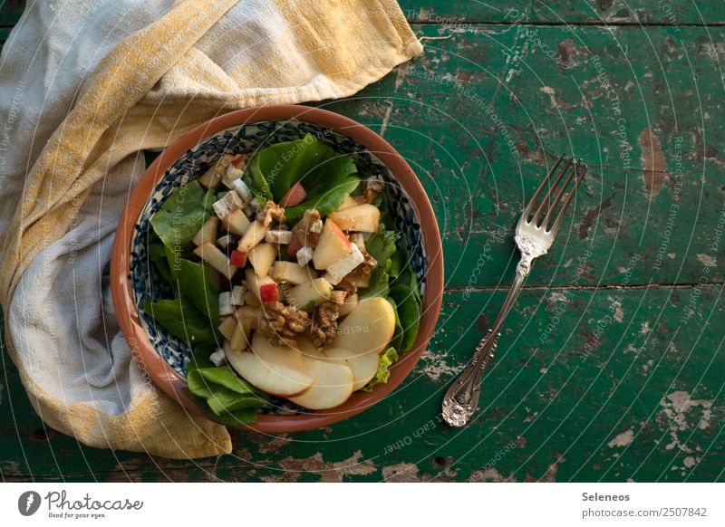 gesunde Mischung Lebensmittel Gemüse Salat Salatbeilage Frucht Apfel Nuss Walnuss Feta Käse Salatblatt Mittagessen Abendessen Picknick Bioprodukte