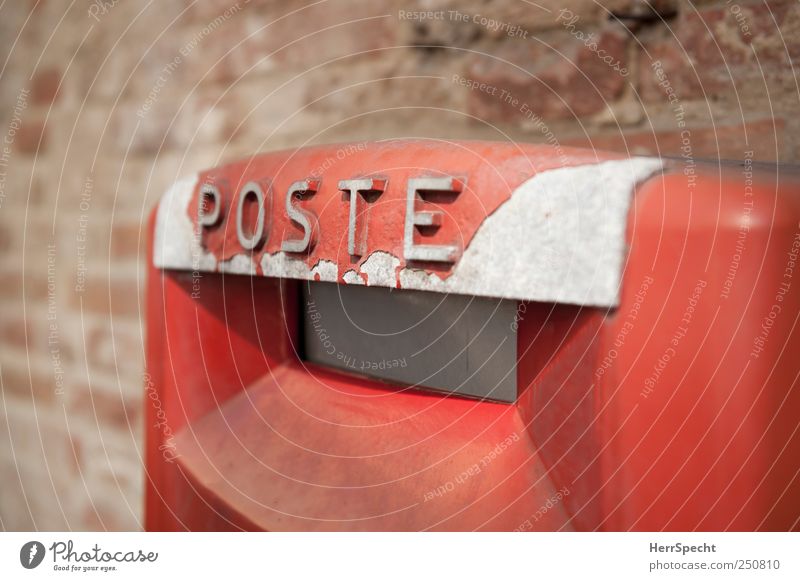 Immer auf dem Poste(n) Mauer Wand Metall Schriftzeichen alt rot Nostalgie Briefkasten Italien Lack verfallen Backsteinwand Farbfoto Außenaufnahme Nahaufnahme