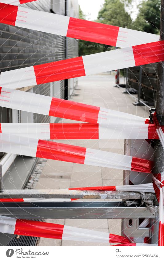 absperrung Baustelle Haus Mauer Wand Verkehr Verkehrswege Straße Wege & Pfade Barriere rot weiß Zukunftsangst gefährlich Ende bedrohlich Schutz Sicherheit
