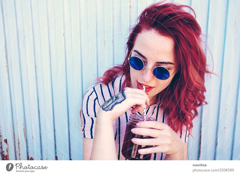 Junge rothaarige Frau, die ein Getränk trinkt. trinken Erfrischungsgetränk Saft Tee Trinkhalm Lifestyle Stil schön Haare & Frisuren Mensch feminin Junge Frau