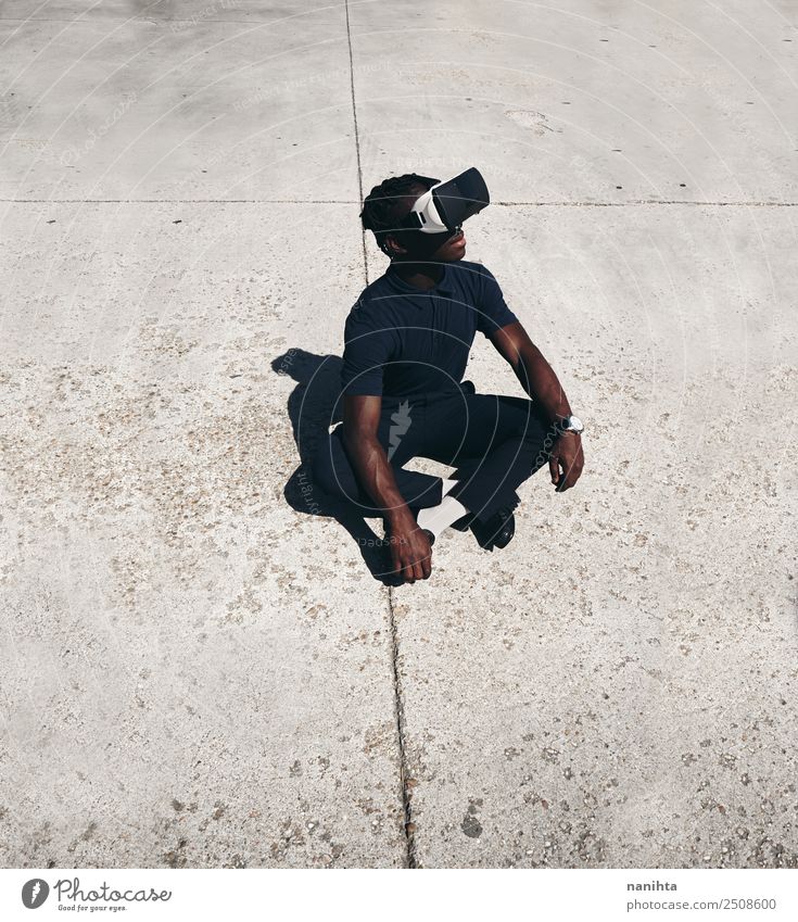 Junger schwarzer Mann mit Virtual-Reality-Brille elegant Stil Freizeit & Hobby Headset Spielkonsole Technik & Technologie Unterhaltungselektronik Fortschritt