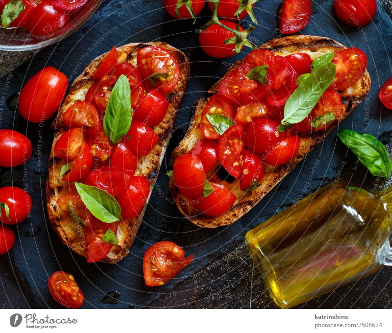 Hausgemachte italienische Bruschetta Gemüse Brot Ernährung Vegetarische Ernährung Diät Flasche dunkel frisch lecker schwarz Tradition Antipasti Amuse-Gueule