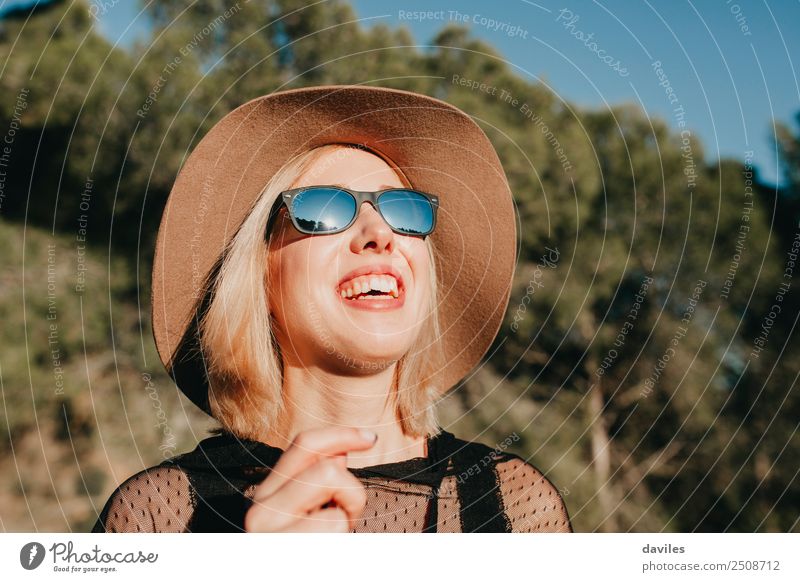 Nahaufnahme eines Porträts einer glücklichen blonden Frau, die die Sonne in der Natur genießt Lifestyle Stil Freude schön Gesicht Wellness Leben Erholung