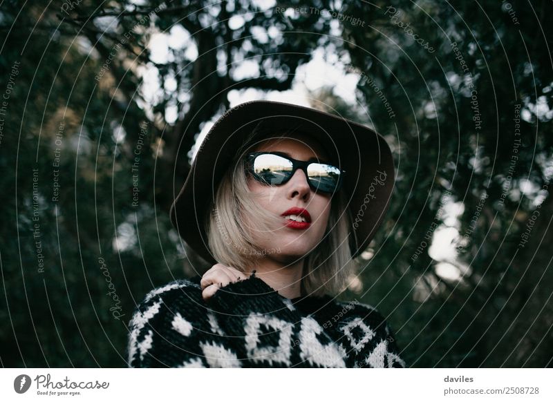 Bildnis einer blonden Frau mit Sonnenbrille und Hut, auf deren Brille sich der Wald spiegelt Lifestyle elegant Stil Ferien & Urlaub & Reisen Ausflug Abenteuer