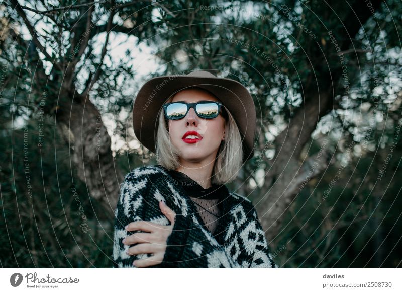 Bildnis einer blonden Frau mit Sonnenbrille und Hut, die in der Natur posiert Lifestyle Stil Ferien & Urlaub & Reisen Ausflug Abenteuer Mensch feminin