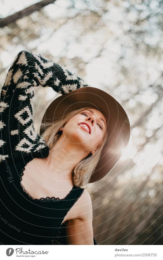 Bildnis eines blonden, tief atmenden Mädchens mit Hut und geschlossenen Augen inmitten der Natur. Lifestyle Glück schön Gesundheitswesen Wellness Leben