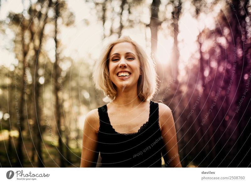 Porträt eines glücklichen jungen blonden Mädchens lächelnd und lachend im Wald Lifestyle Freude Wellness Leben Freiheit Mensch feminin Junge Frau Jugendliche 1