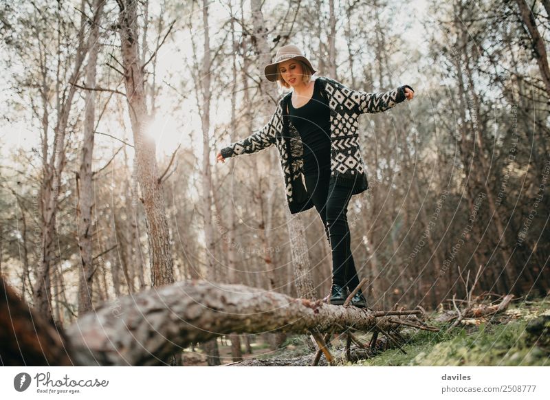 Frau, die auf einem umgestürzten Baumstamm läuft. Lifestyle Freude Freizeit & Hobby Ferien & Urlaub & Reisen Ausflug Abenteuer Freiheit Berge u. Gebirge wandern