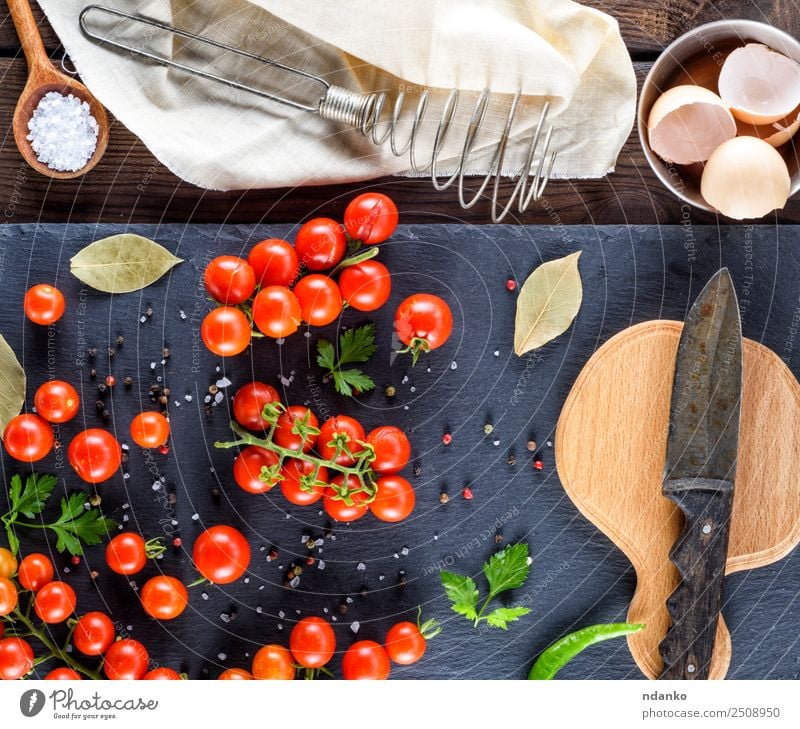 Küchenholzplatte und Messer Gemüse Kräuter & Gewürze Frühstück Vegetarische Ernährung Sommer Holz frisch klein natürlich oben grün rot schwarz Utensilien bügeln