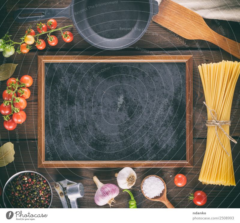 schwarzer Rahmen und Zutaten für Nudeln Gemüse Teigwaren Backwaren Pfanne Tafel frisch groß lang oben gelb rot Farbe Tradition Spaghetti Spätzle Lebensmittel